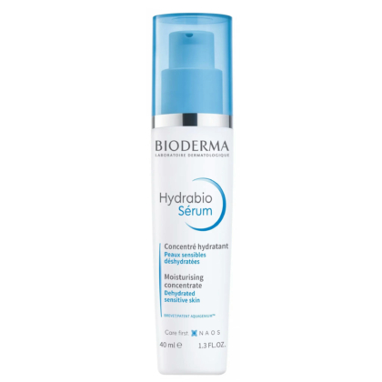 Un flacon de sérum Hydrabio de Bioderma avec une pompe bleue. Ce produit est présenté comme un concentré hydratant pour les peaux déshydratées et sensibles. Le flacon de 40 ml (1,3 fl oz) arbore le logo Bioderma et les informations produit en bleu. Dakar