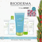 Image promotionnelle pour le coffret de soins anti-imperfections de Bioderma, composé de cinq produits et d'un sac fourre-tout. Ces produits, de la gamme Sébium, comprennent un gel, une eau et des crèmes, avec une décoration festive en forme de houx et un texte mettant en avant une offre. Dakar