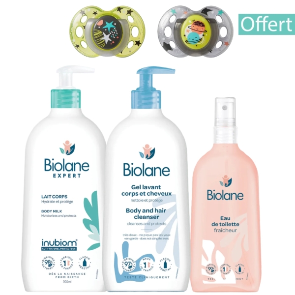 Un coffret de soins pour bébé Biolane : deux biberons avec pompe, un lait corporel et un nettoyant corps et cheveux, ainsi qu'un vaporisateur d'eau de toilette. Deux tétines sont exposées ci-dessus. Le mot « Offert » est inscrit en haut à droite. Dakar