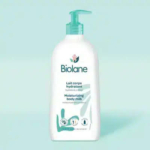 Flacon de Lait Corps Hydratant Biolane avec pompe sur fond turquoise. L'étiquette porte les mentions « 98 % d'origine naturelle » et « Lait Corps Hydratant ». Dakar
