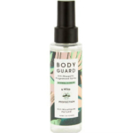 Flacon de spray parfumé anti-moustiques Body Guard avec bouchon noir. L'étiquette présente un motif de feuille tropicale, mentionne « Protection 8 heures » et un parfum « Fleur de Moringa ». Fabriqué en France. Dakar