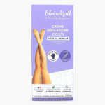 Boîte violette de crème dépilatoire Blondépil ornée d'une image de jambes lisses et croisées. Le texte souligne son utilisation pour les peaux sensibles, sa formule 3 en 1 et ses tests dermatologiques. Fabriquée en France, elle convient aux personnes de plus de 20 ans. Dakar