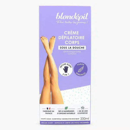 Boîte violette de crème dépilatoire Blondépil ornée d'une image de jambes lisses et croisées. Le texte souligne son utilisation pour les peaux sensibles, sa formule 3 en 1 et ses tests dermatologiques. Fabriquée en France, elle convient aux personnes de plus de 20 ans. Dakar