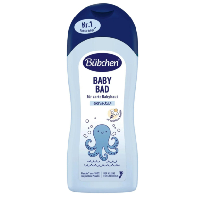 Un flacon bleu de bain pour bébé Bübchen avec un bouchon bleu foncé. L'étiquette représente une adorable pieuvre avec des vagues et des bulles. Le texte sur le flacon indique qu'il est adapté à la peau sensible des bébés et comprend des phrases en allemand. Dakar