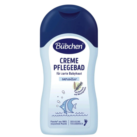 Une bouteille bleue de Bübchen Creme Pflegebad, ornée d'un logo et d'un texte en allemand. L'étiquette représente un dauphin et mentionne des ingrédients comme le romarin et les protéines de blé pour la peau sensible des bébés. La bouteille est fabriquée à partir de plastique recyclé. Dakar