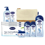 Une collection de produits de soins pour bébé Bübchen, comprenant du gel lavant, du shampoing, de l'huile pour bébé, de la crème de bain, des lingettes humides et un pot de crème hydratante, présentés dans un petit sac beige et blanc. L'emballage est orné d'illustrations de dauphins bleus. Dakar
