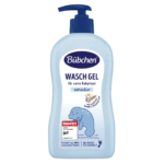 Flacon bleu clair de gel lavant Bübchen pour la peau délicate des bébés, orné d'un morse bleu souriant avec une tétine. L'étiquette indique « sensibilité » et contient de la camomille et des protéines de blé. Certifié ÖKO-Test, fabriqué à partir de plastique 100 % recyclé. Dakar