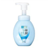 Un flacon bleu de nettoyant visage moussant Hada Labo avec pompe. L'étiquette présente un texte en japonais et un motif de goutte d'eau, indiquant l'hydratation. Dakar