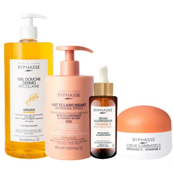 L'image montre quatre produits de soin Byphasse : un grand flacon de gel douche micellaire à l'argan, un grand flacon de lotion corporelle blanchissante, un petit sérum à la vitamine C et un pot de crème à la vitamine C. Tous les produits sont disposés en rangée. Dakar