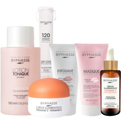 Une collection de soins Byphasse, comprenant une lotion, un tonique liquide, des disques de coton, un exfoliant, un masque visage, une crème illuminatrice et un sérum à la vitamine C. L'emballage présente des tons orange, rose et blanc. Dakar