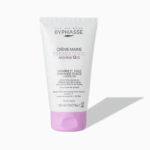 Un tube blanc et rose de crème mains Byphasse Réparatrice Anti-Âge Q10 présenté sur fond gris. Le flacon de 150 ml met en valeur des ingrédients comme la vitamine E, l'huile d'amande douce et les filtres UV. Dakar