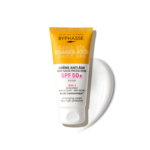 Un tube de crème anti-âge Byphasse à usage quotidien avec SPF 50+ sur fond blanc. L'emballage est jaune et blanc, avec des inscriptions en français et en anglais. Une noisette de crème est visible à côté du tube. Dakar
