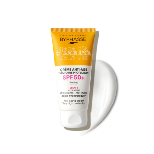 Un tube de crème anti-âge Byphasse à usage quotidien avec SPF 50+ sur fond blanc. L'emballage est jaune et blanc, avec des inscriptions en français et en anglais. Une noisette de crème est visible à côté du tube. Dakar