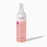 Un flacon pulvérisateur de Byphasse Hair Pro Active Color, avec une étiquette rose et blanche. Ce produit est un après-shampoing démêlant biphasé, d'un volume de 400 ml (13,5 fl oz). Le flacon projette une ombre sur le fond blanc. Dakar