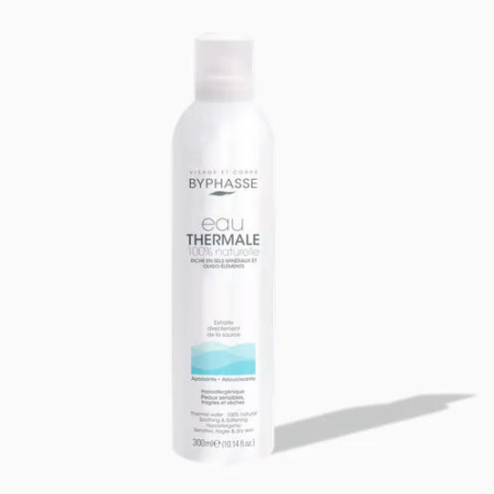 Bouteille cylindrique blanche d'Eau Thermale Byphasse, étiquetée « eau thermale 100 % naturelle ». Son design bleu clair et gris, d'une contenance de 300 ml (10,14 fl oz), projette une ombre sur une surface claire. Dakar