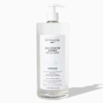 Un grand flacon transparent de Byphasse Gel Douche Dermo Micellaire se détache sur un fond uni. Le flacon est doté d'une pompe blanche et d'un texte noir avec des touches de bleu. Il contient 1 litre de produit. Dakar