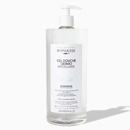 Un grand flacon transparent de Byphasse Gel Douche Dermo Micellaire se détache sur un fond uni. Le flacon est doté d'une pompe blanche et d'un texte noir avec des touches de bleu. Il contient 1 litre de produit. Dakar