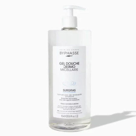 Un grand flacon transparent de Byphasse Gel Douche Dermo Micellaire se détache sur un fond uni. Le flacon est doté d'une pompe blanche et d'un texte noir avec des touches de bleu. Il contient 1 litre de produit. Dakar
