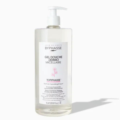 Flacon transparent de gel douche Dermo Micellaire Byphasse avec pompe blanche. L'étiquette présente les informations produit et un design rose clair. Le volume est de 1 litre (33,8 oz liq.). Le fond est blanc uni. Dakar
