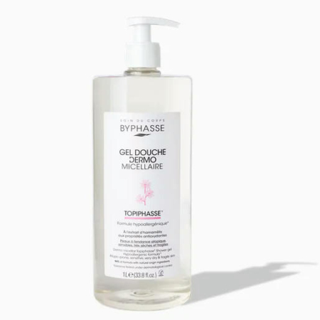 Flacon transparent de gel douche Dermo Micellaire Byphasse avec pompe blanche. L'étiquette présente les informations produit et un design rose clair. Le volume est de 1 litre (33,8 oz liq.). Le fond est blanc uni. Dakar
