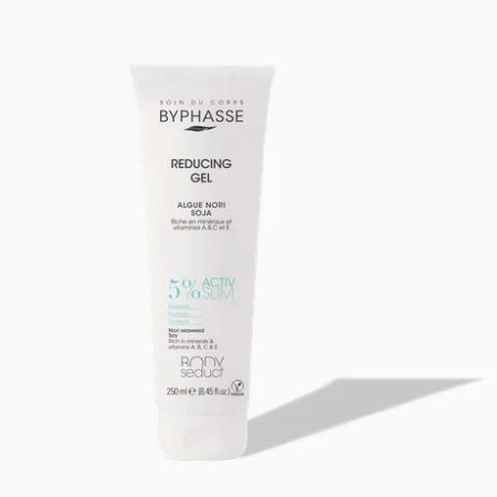 Un tube blanc étiqueté « Byphasse Gel Réducteur » avec les mentions « algue noire » et « soja » sur le devant. Il comporte le texte « 5 % active slim » et son format est de 250 ml (8,45 fl oz). Le tube projette une ombre sur un fond uni. Dakar