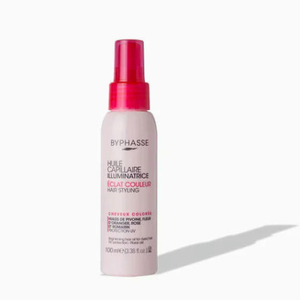 Un flacon vaporisateur d'Huile Capillaire Illuminatrice Byphasse, conçu pour les cheveux colorés. Blanc avec des touches de rose et de rouge, il est orné d'un texte en français et en anglais. Il est placé sur un fond clair et uni. Dakar