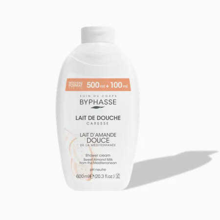 Un flacon blanc de crème douche Byphasse d'une contenance de 600 ml. L'étiquette porte l'inscription « Lait de Douche, Caresse, Lait d'Amande Douce de la Méditerranée », mettant en valeur le lait d'amande douce de la Méditerranée. Dakar