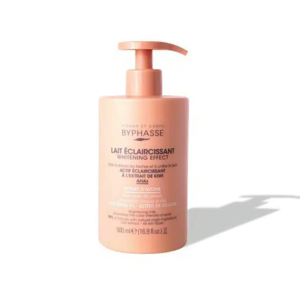 Un flacon de Byphasse Lait Éclaircissant couleur pêche avec pompe. L'étiquette indique un effet blanchissant pour le visage et le corps, contenant de l'extrait de kiwi, des AHA et des esters de jojoba. Le flacon est de 500 ml. Dakar