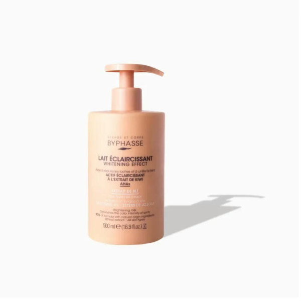 Flacon beige de lait corporel Byphasse Lait Éclaircissant Effet Blanchissant, avec pompe. L'étiquette présente des textes mettant en valeur des ingrédients actifs tels que l'extrait de neem. Le flacon projette une ombre sur fond blanc. Dakar