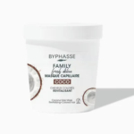 Pot blanc de masque capillaire Byphasse Family Fresh Deluxe à la noix de coco pour cheveux colorés. Étiqueté en français et en anglais, il présente des images de noix de coco et une icône végane, avec une ombre portée sur le côté droit. Dakar