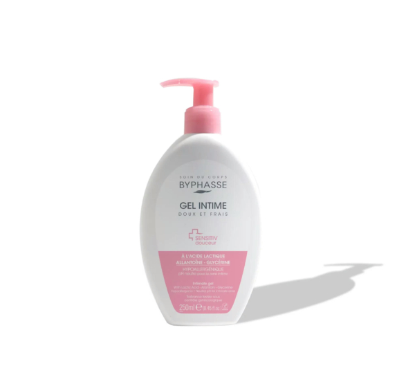 Un flacon blanc de Byphasse Gel Intime avec une pompe rose. L'étiquette présente des touches de rose et un texte décrivant ce gel intime doux et frais pour peaux sensibles, contenant de l'allantoïne et de la glycérine. Contenance : 250 ml. Dakar
