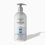 Flacon blanc de shampoing Byphasse Professional Hair Pro avec pompe, conçu pour les cheveux bouclés. Ce flacon, orné d'un texte bleu et noir, contient 750 ml (25,36 fl oz). Dakar