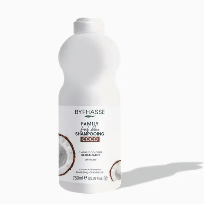 Flacon blanc de Shampoing Coco Familial Byphasse pour cheveux colorés. Le texte sur le flacon comprend les détails et la description du produit en anglais et en français. L'ombre du flacon est visible sur fond blanc. Dakar
