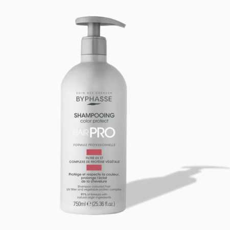 Flacon blanc de shampoing Byphasse Hair Pro Color Protect avec pompe argentée sur fond blanc. Le flacon est accompagné d'une inscription en français indiquant qu'il contient un complexe de protéines végétales et un filtre UV. Sa contenance est de 750 ml. Dakar