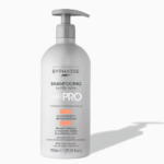 Un flacon de shampoing Byphasse Hair Pro avec pompe. L'étiquette indique qu'il est conçu pour nourrir, fortifier et faire briller les cheveux. Il contient des acides aminés et des peptides végétaux. Le flacon est de 750 ml. Dakar