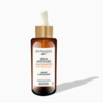 Un flacon compte-gouttes de sérum Byphasse Niacinamide se détache sur un fond uni. L'étiquette met en valeur ses propriétés : anti-taches, unifiant et antioxydant grâce à la niacinamide et à l'acide hyaluronique. Le flacon projette une ombre sur la droite. Dakar