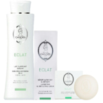 Une collection de soins Candes Éclat, comprenant un flacon de Lait Éclaircissant Sublime, une boîte de Sérum Clarifiant et Correcteur et un pain de savon rond. Tous les articles arborent un design blanc avec des touches de vert. Dakar