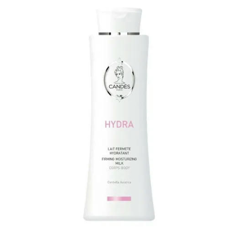 Flacon blanc de Lait Hydra Raffermissant Hydratant pour le corps CANDÈS, au design épuré et orné d'un logo représentant une silhouette féminine. Contient de la Centella Asiatica, étiquetage en français et en anglais. Dakar