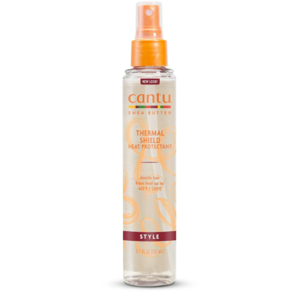 Un flacon de protecteur thermique au beurre de karité Cantu. Ce flacon en plastique transparent est doté d'un embout pulvérisateur et d'une étiquette orange, affirmant qu'il protège les cheveux de la chaleur jusqu'à 220 °C. Contient 151 ml. Dakar