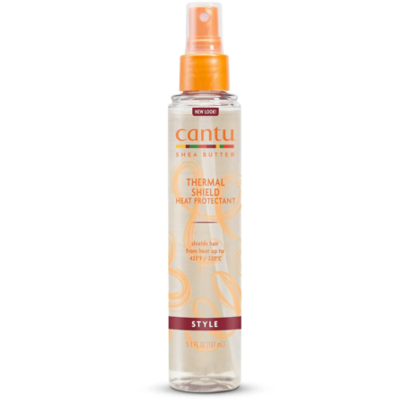 Un flacon de protecteur thermique au beurre de karité Cantu. Ce flacon en plastique transparent est doté d'un embout pulvérisateur et d'une étiquette orange, affirmant qu'il protège les cheveux de la chaleur jusqu'à 220 °C. Contient 151 ml. Dakar