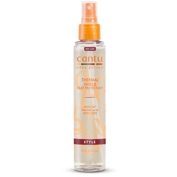 Un flacon de protecteur thermique au beurre de karité Cantu. Ce flacon en plastique transparent est doté d'un embout pulvérisateur et d'une étiquette orange, affirmant qu'il protège les cheveux de la chaleur jusqu'à 220 °C. Contient 151 ml. Dakar