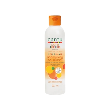 Un flacon de 237 ml de shampoing nourrissant Cantu Care for Kids sans larmes. Blanc, il est rehaussé de touches orange, vertes et jaunes, avec des illustrations de fruits. Il est muni d'une pompe étiquetée et d'un texte en anglais et en français. Dakar