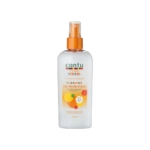 Un flacon de 177 ml de démêlant revitalisant Cantu Care for Kids avec vaporisateur. L'étiquette présente des graphismes orange, jaune et vert, avec du texte en anglais et en français. Le flacon est transparent et son bouchon est orange. Dakar
