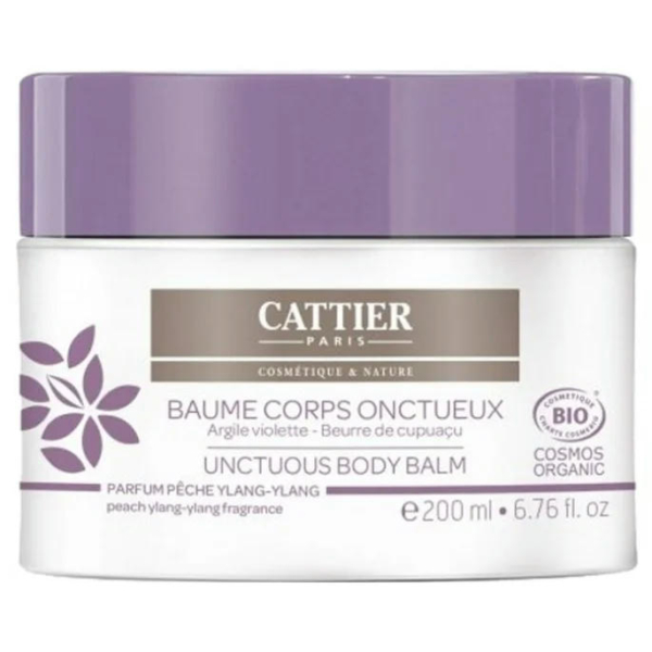 Un pot de Baume Corps Onctueux Cattier Paris avec un couvercle lavande. L'étiquette, aux touches violettes et aux motifs floraux, indique 200 ml (6,76 fl oz) de parfum pêche-ylang-ylang. Certifié Cosmébio Cosmos Organic. Dakar
