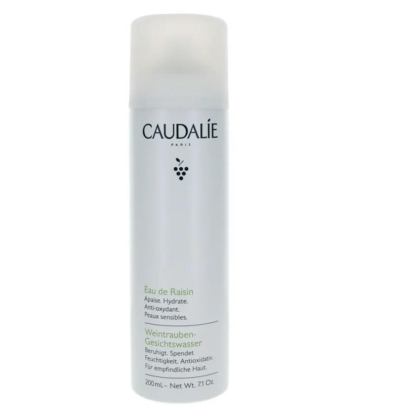 Un flacon blanc d'Eau de Raisin Caudalie au bouchon translucide. L'étiquette souligne ses propriétés apaisantes, hydratantes et antioxydantes pour les peaux sensibles. Le flacon contient 200 ml (7,1 oz) de produit. Dakar