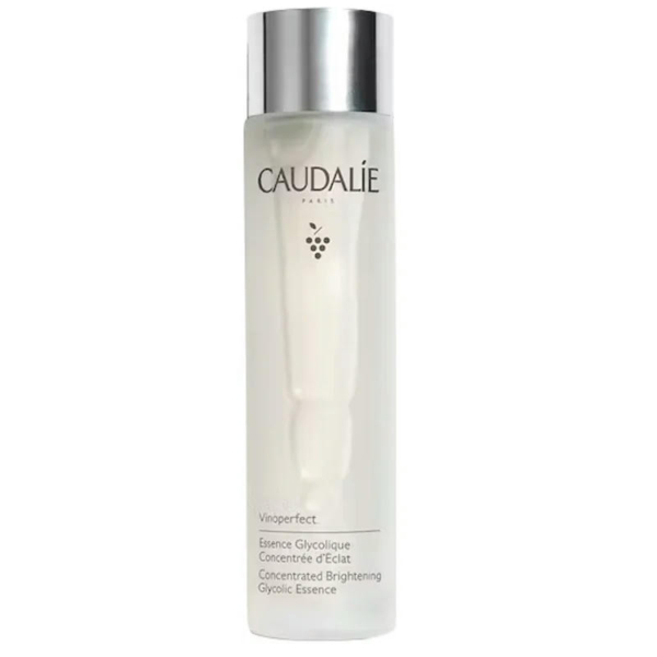 Un flacon translucide d'Essence Glycolique Concentrée Éclat Vinoperfect de Caudalie, avec un bouchon argenté. L'étiquette affiche le nom de la marque, un logo en forme de vigne et les informations produit en français et en anglais. Dakar