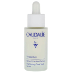 Un flacon de Sérum Éclat Anti-Taches Vinoperfect de Caudalie avec un bouchon compte-gouttes. Le flacon est blanc cassé avec un texte bleu et une petite illustration de raisin. Dakar