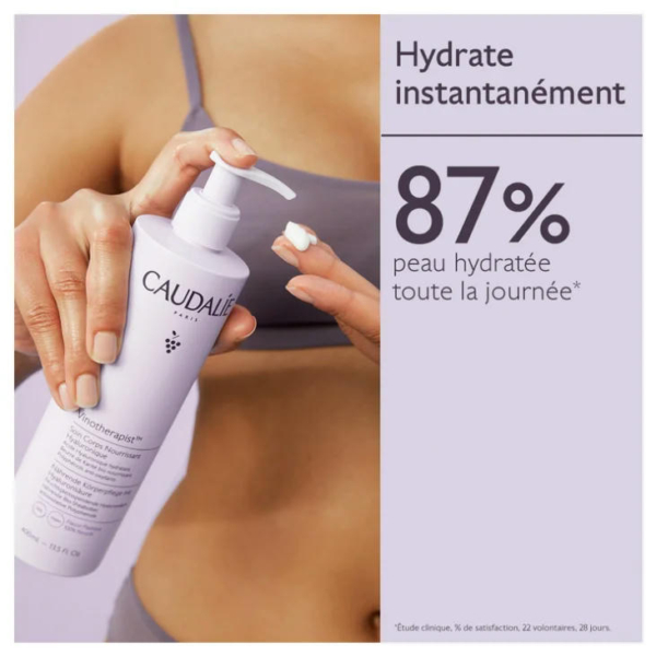 Une personne portant un soutien-gorge de sport gris utilise un flacon pompe de crème hydratante Caudalie. À droite, on peut lire : « Hydrate instantanément, 87 % de peau hydratée toute la journée », avec une note concernant une étude clinique. Dakar