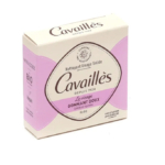 Une boîte rectangulaire de nettoyant visage Cavaillès aux couleurs rose pastel et crème. L'étiquette indique qu'il s'agit d'un nettoyant visage solide exfoliant doux. La boîte mentionne également les certifications « Bio » et « Vegan ». Dakar