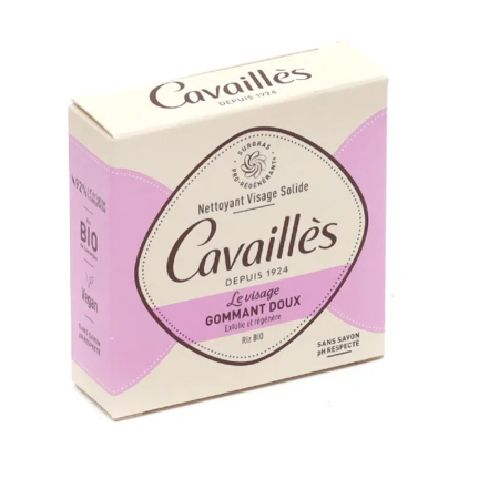 Une boîte rectangulaire de nettoyant visage Cavaillès aux couleurs rose pastel et crème. L'étiquette indique qu'il s'agit d'un nettoyant visage solide exfoliant doux. La boîte mentionne également les certifications « Bio » et « Vegan ». Dakar